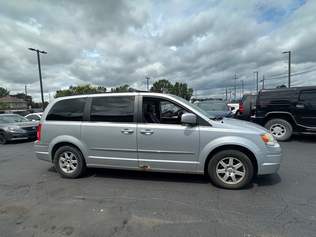 2010 Chrysler Town & Country Image 6