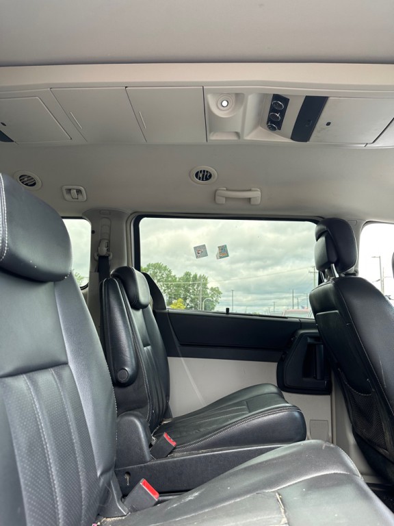 2010 Chrysler Town & Country Image 10
