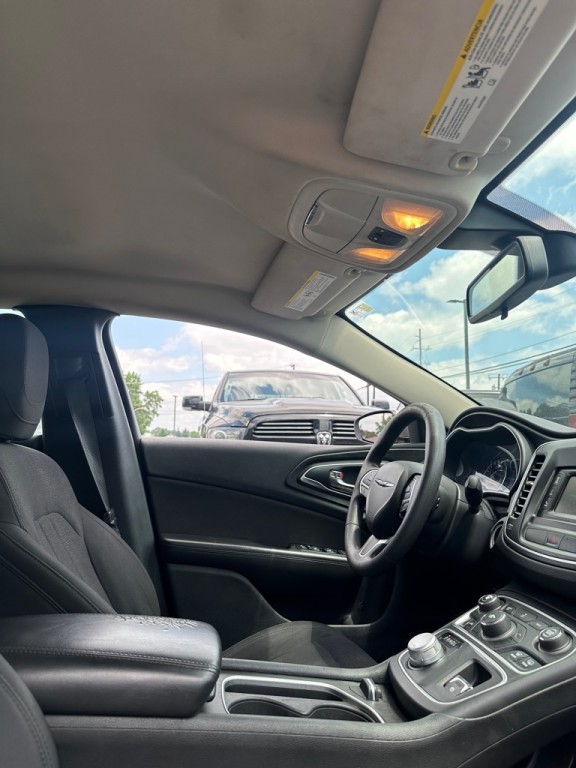 2015 Chrysler 200 Image 9