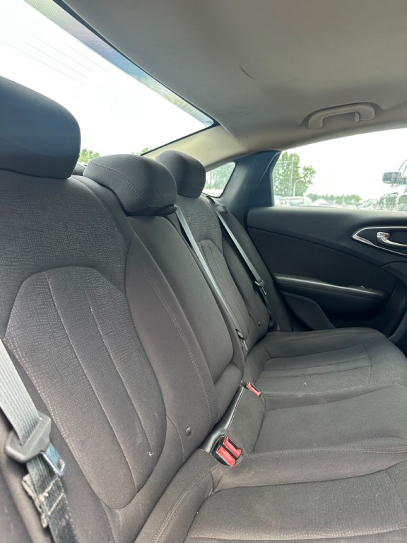 2015 Chrysler 200 Image 10