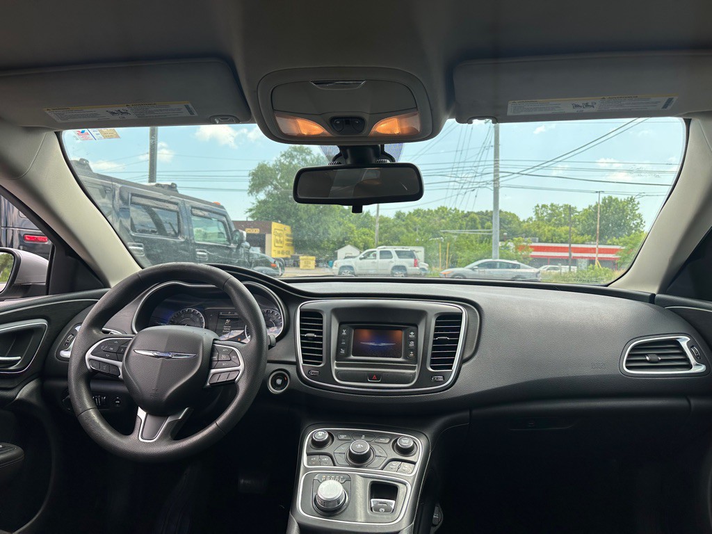 2015 Chrysler 200 Image 11