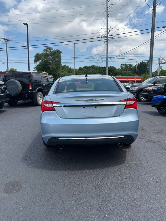 2014 Chrysler 200 Image 4