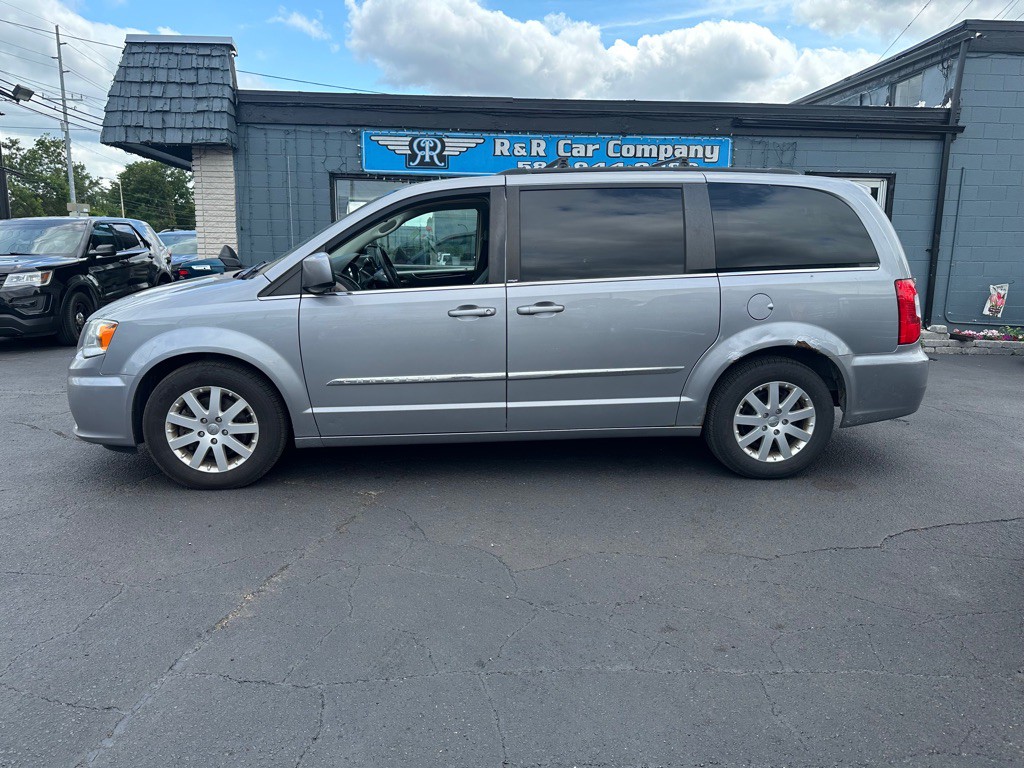 2013 Chrysler Town & Country Image 2