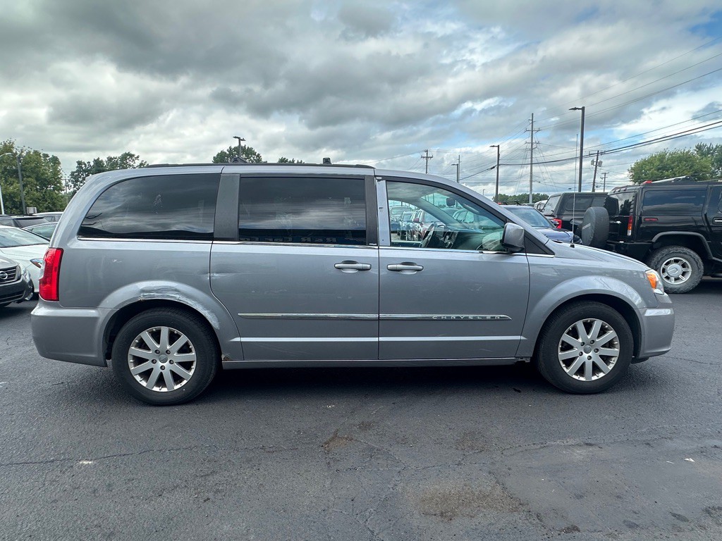 2013 Chrysler Town & Country Image 6