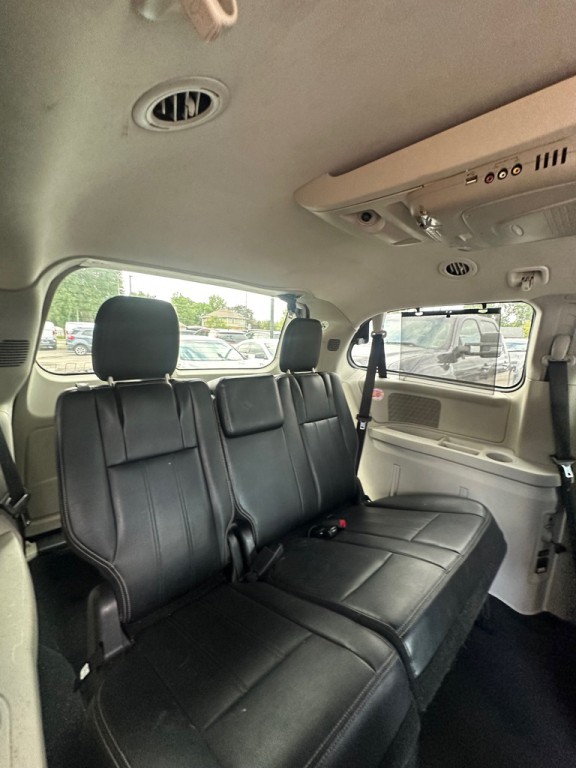 2013 Chrysler Town & Country Image 11