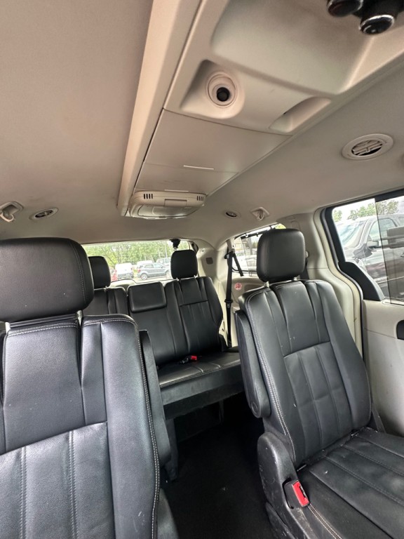 2013 Chrysler Town & Country Image 12