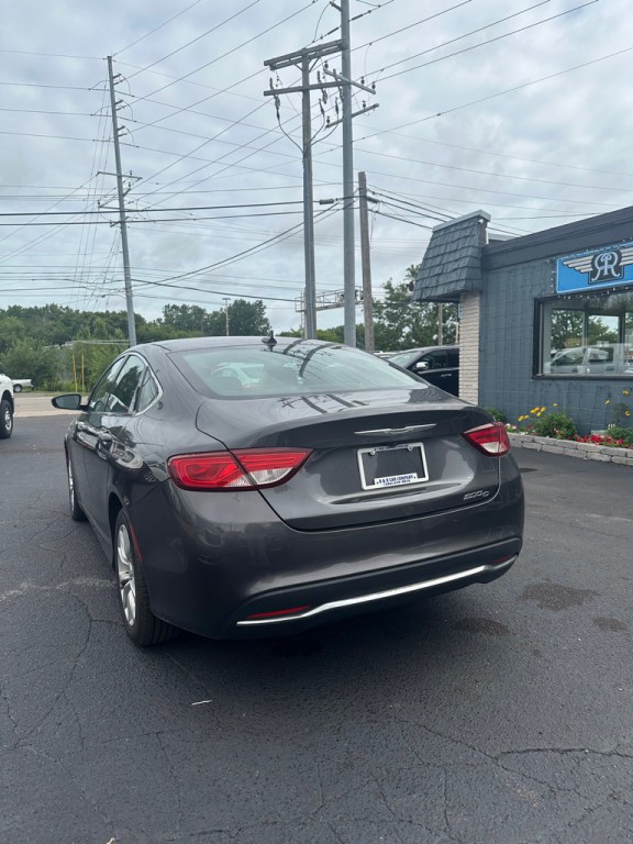 2015 Chrysler 200 Image 3