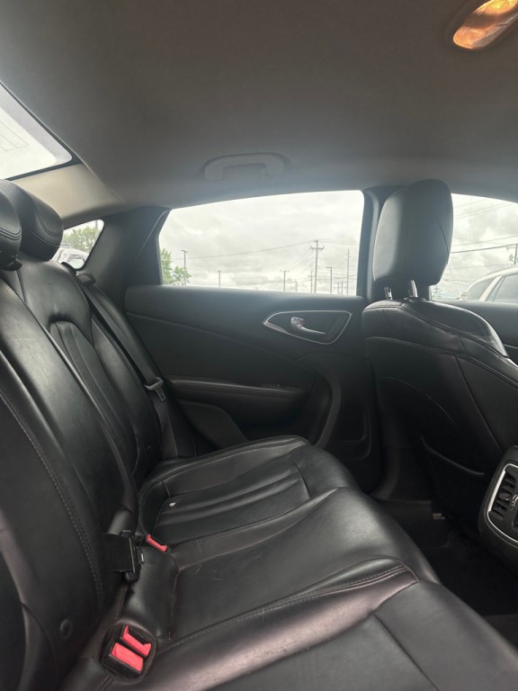 2015 Chrysler 200 Image 10