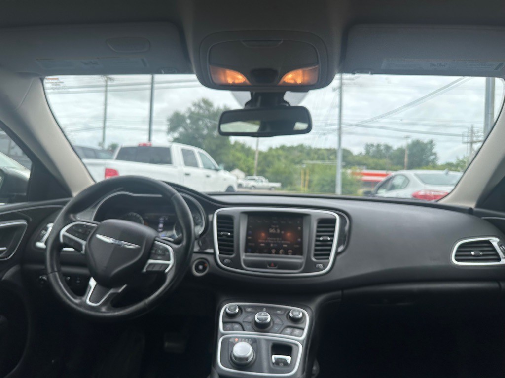 2015 Chrysler 200 Image 11