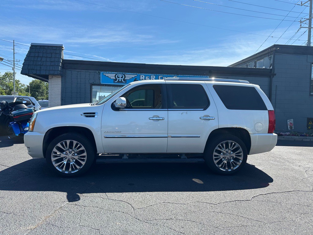 2010 Cadillac Escalade Image 2