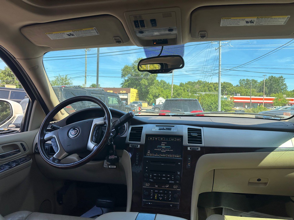 2010 Cadillac Escalade Image 11