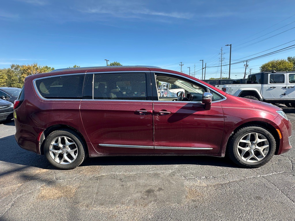 2017 Chrysler Pacifica Image 6