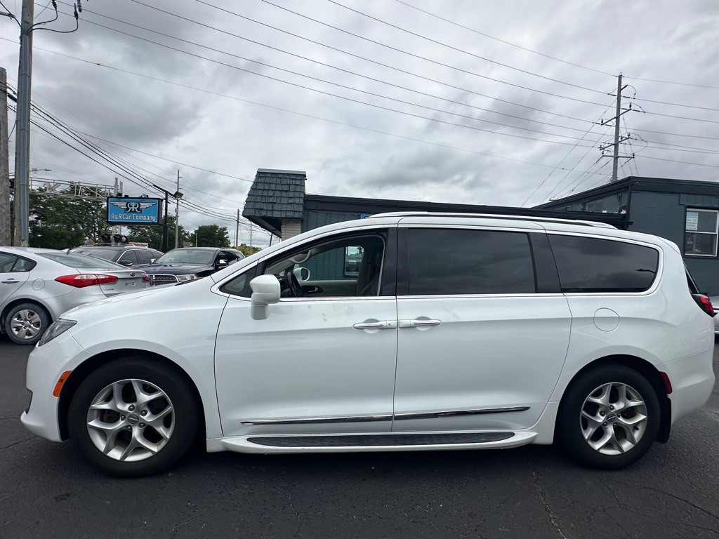 2018 Chrysler Pacifica Image 2