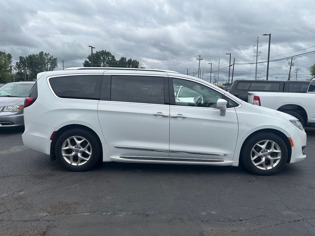 2018 Chrysler Pacifica Image 6
