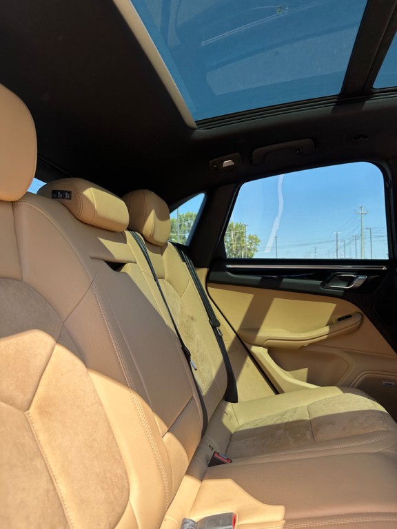 2017 Porsche Macan Image 10