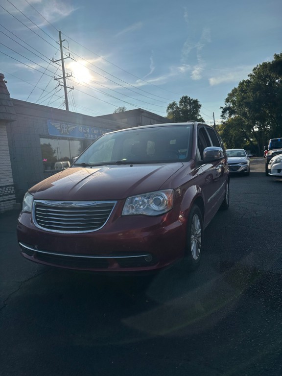 2015 Chrysler Town & Country Image 1