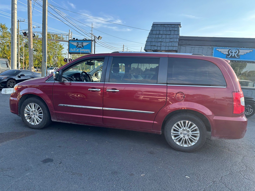 2015 Chrysler Town & Country Image 2