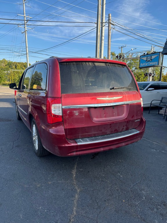 2015 Chrysler Town & Country Image 3