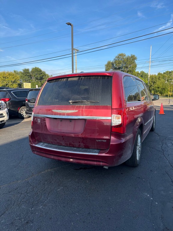 2015 Chrysler Town & Country Image 5