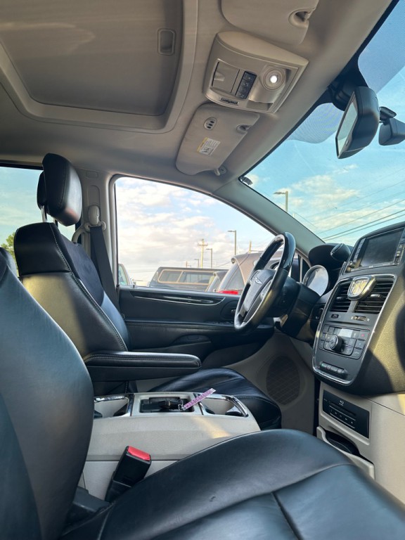 2015 Chrysler Town & Country Image 9