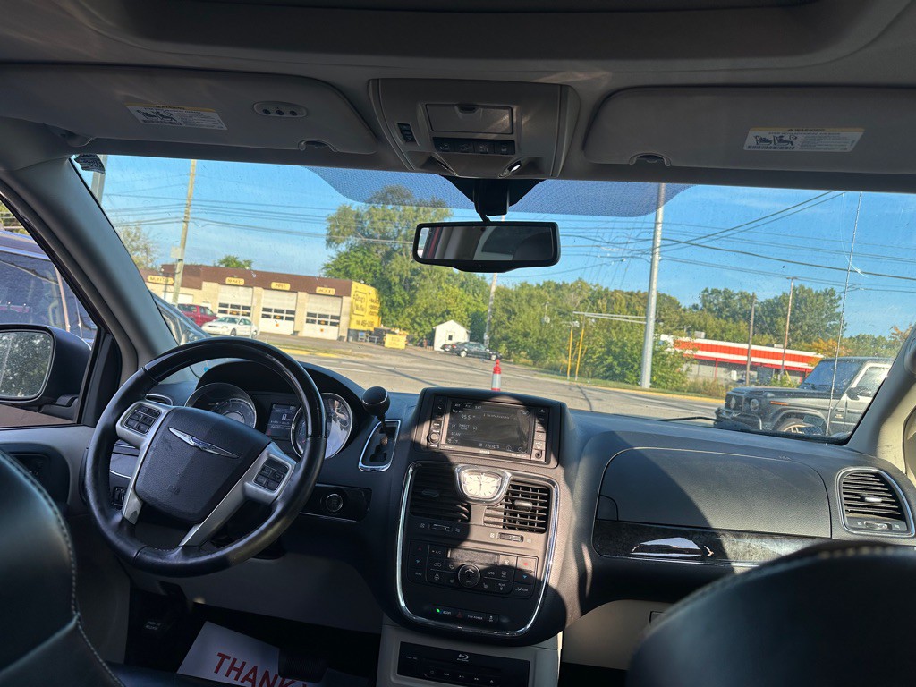 2015 Chrysler Town & Country Image 12