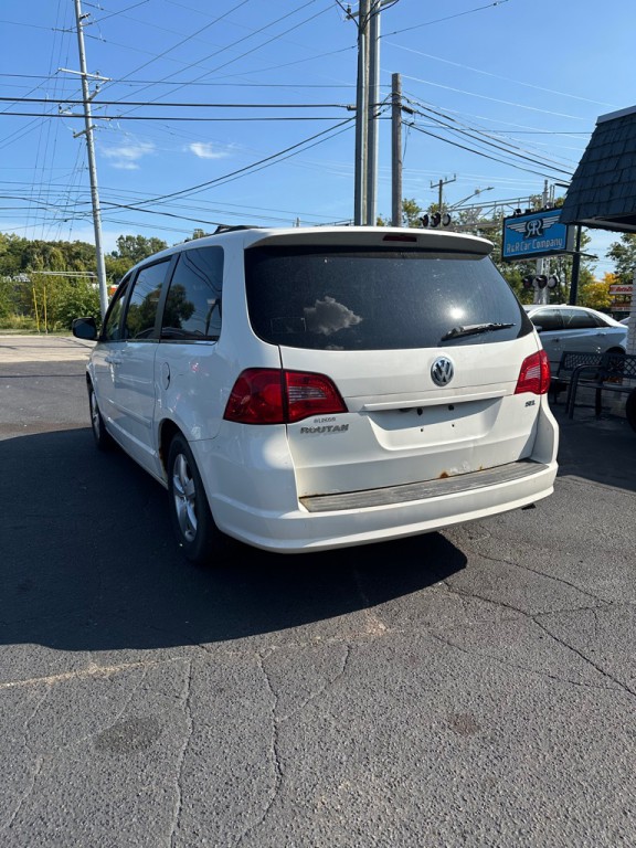 2011 Volkswagen Routan Image 3