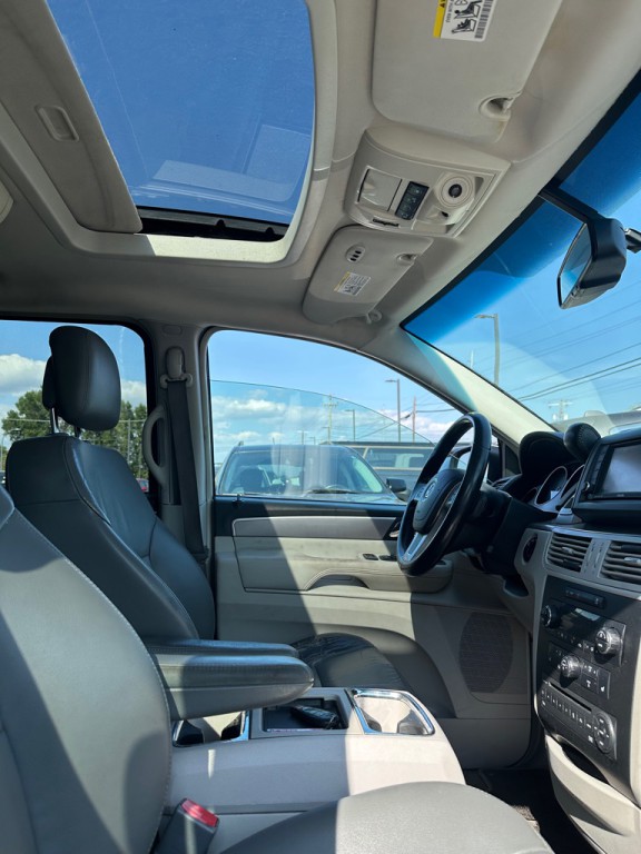 2011 Volkswagen Routan Image 9