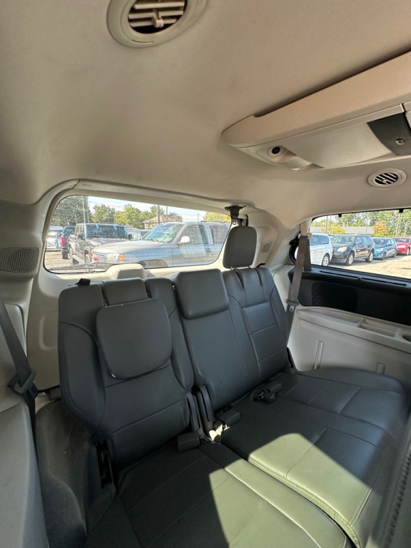 2011 Volkswagen Routan Image 11