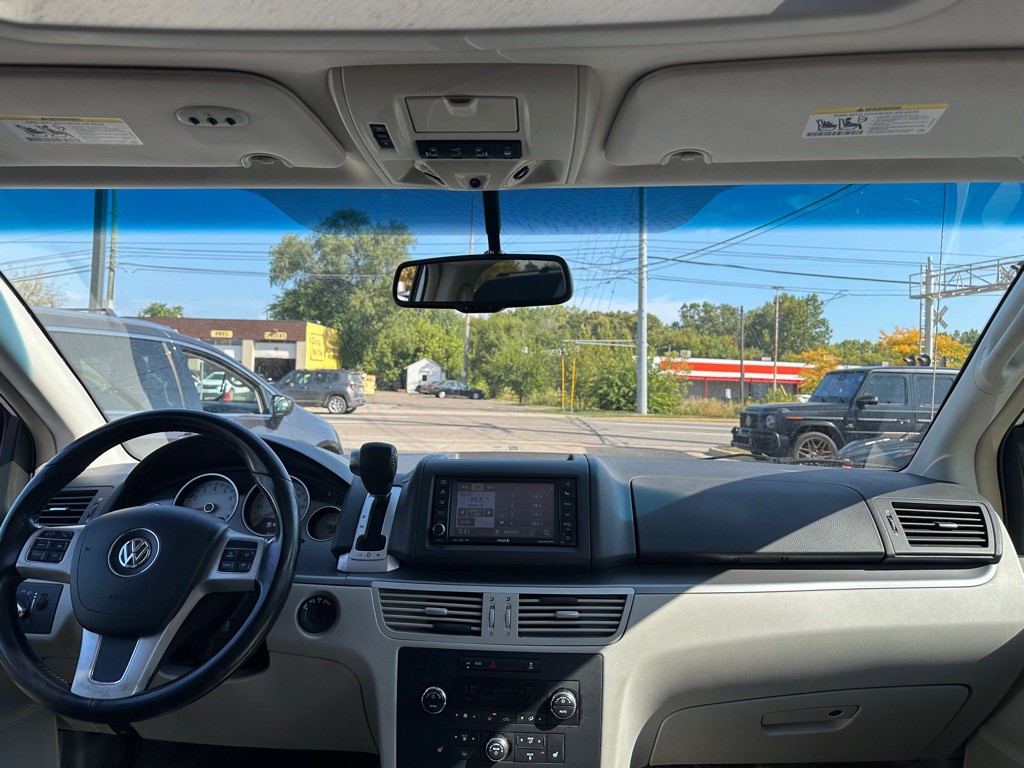 2011 Volkswagen Routan Image 12