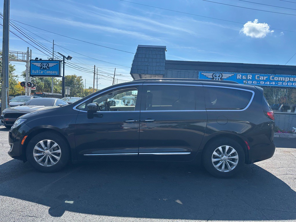 2017 Chrysler Pacifica Image 2