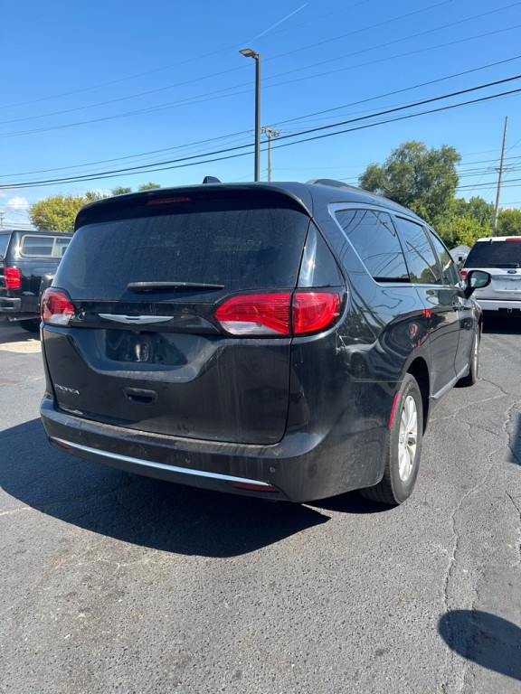2017 Chrysler Pacifica Image 5