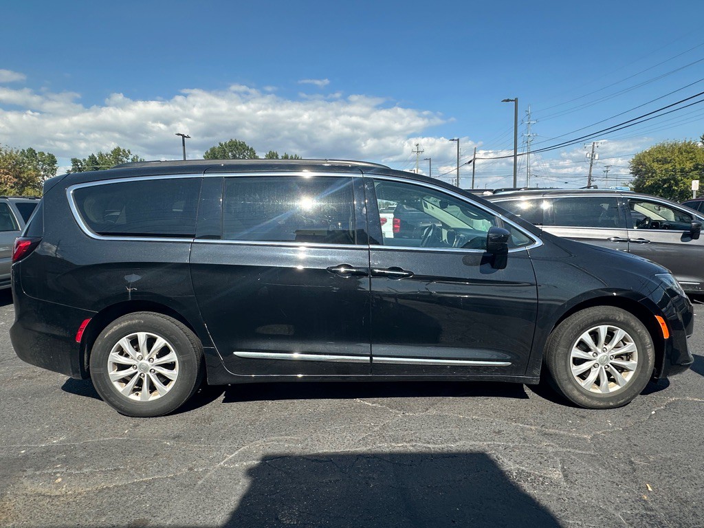 2017 Chrysler Pacifica Image 6
