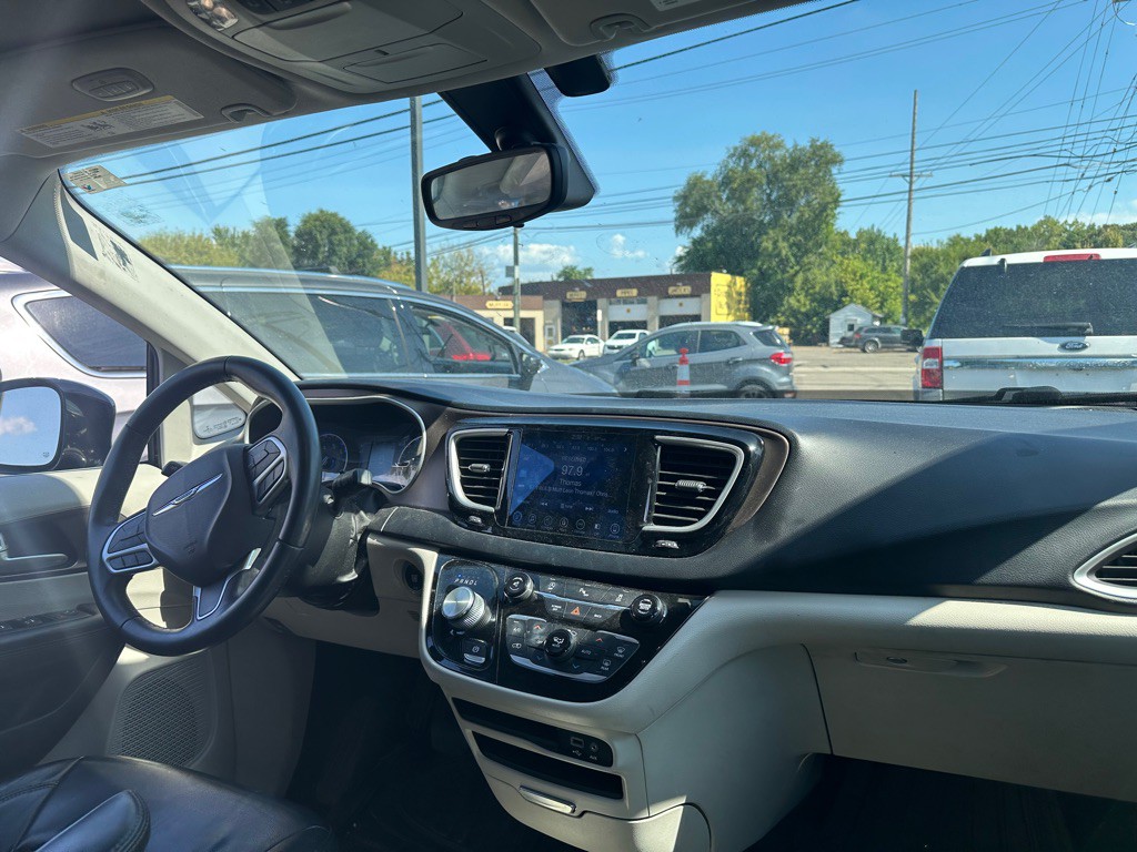 2017 Chrysler Pacifica Image 11