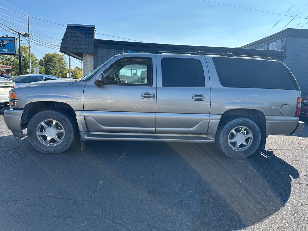 2003 GMC Yukon Image 2