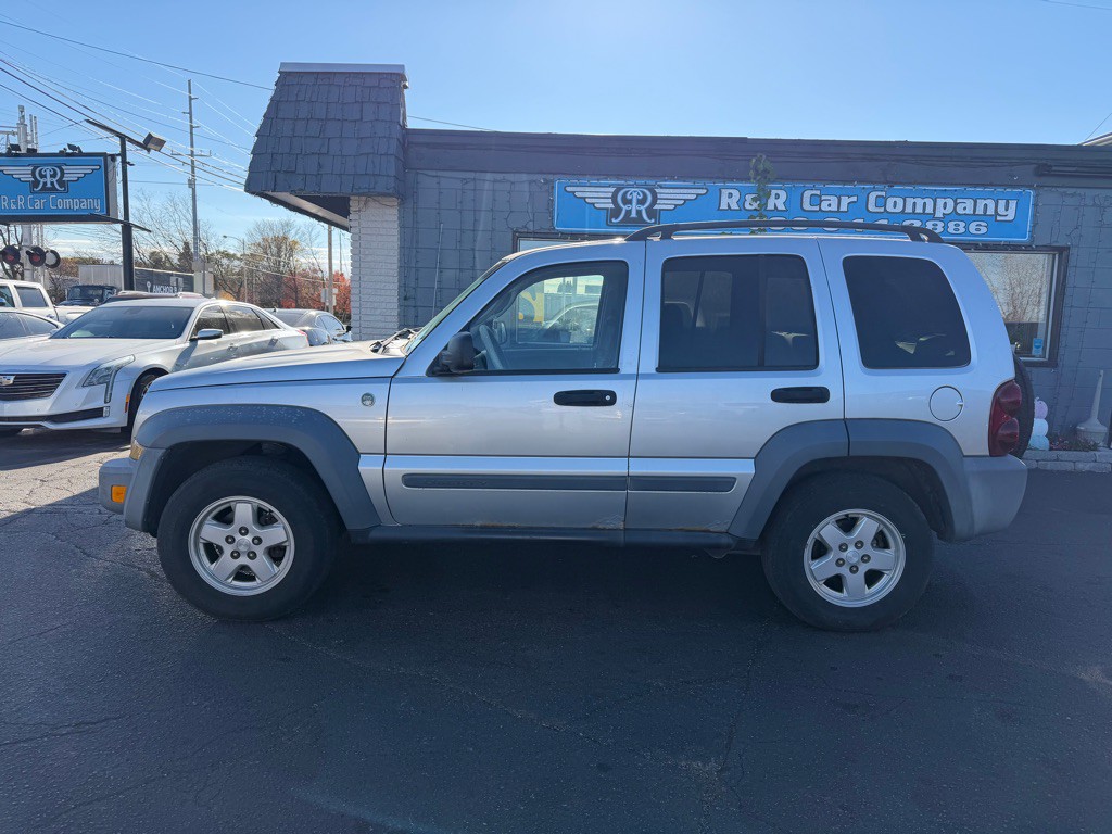 2005 Jeep Liberty Image 2