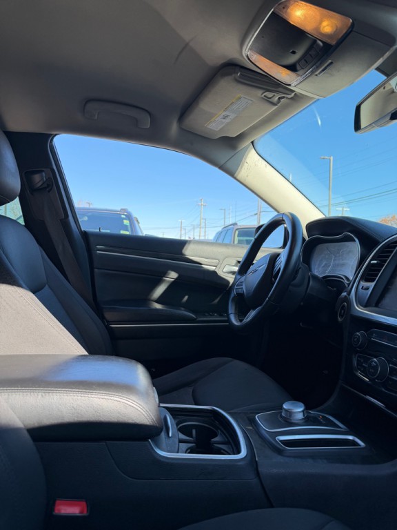 2016 Chrysler 300 Image 9