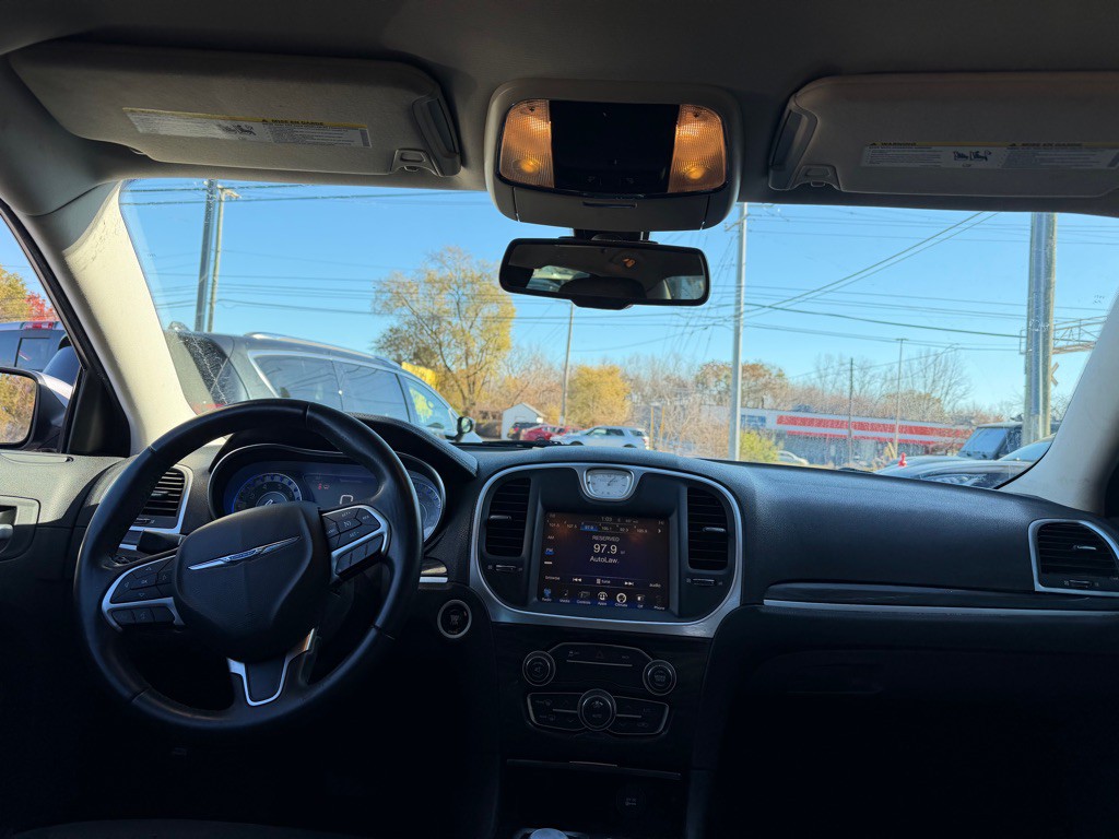 2016 Chrysler 300 Image 11