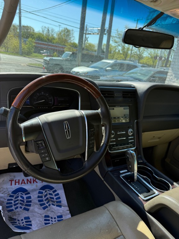 2016 Lincoln Navigator Image 9