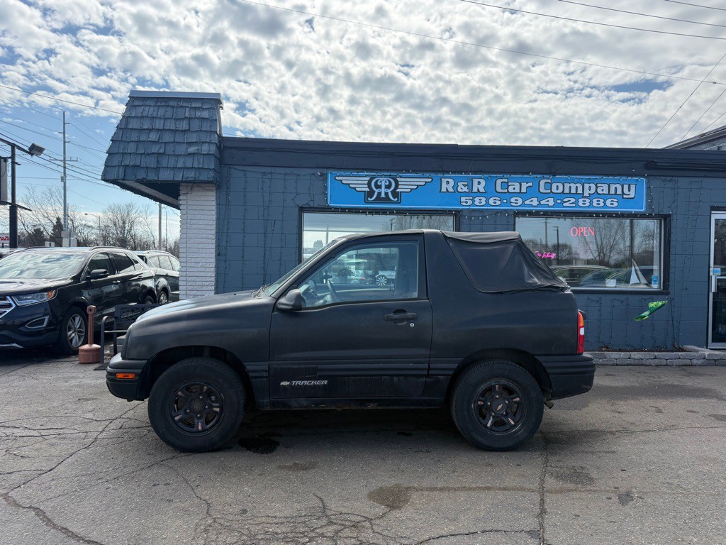2002 Chevrolet Tracker Image 2