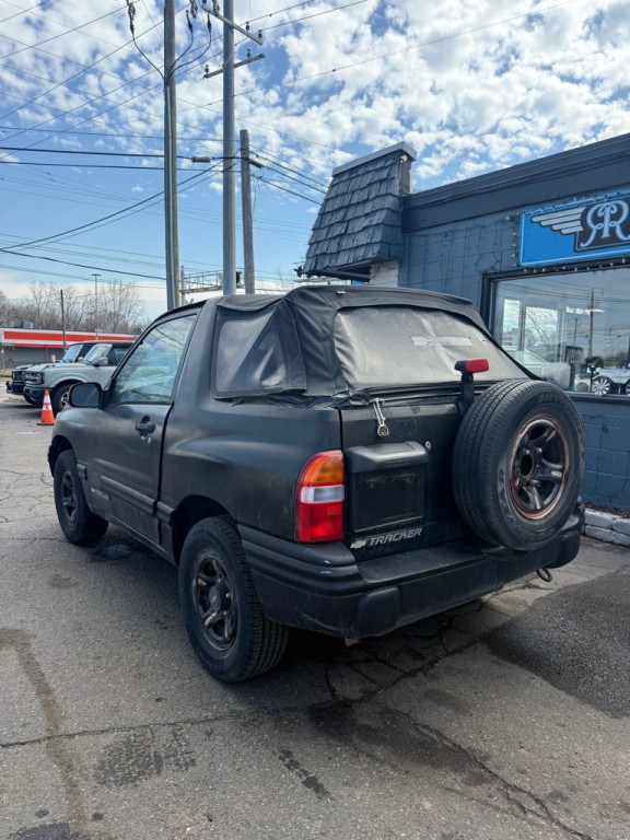 2002 Chevrolet Tracker Image 3