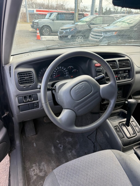 2002 Chevrolet Tracker Image 9