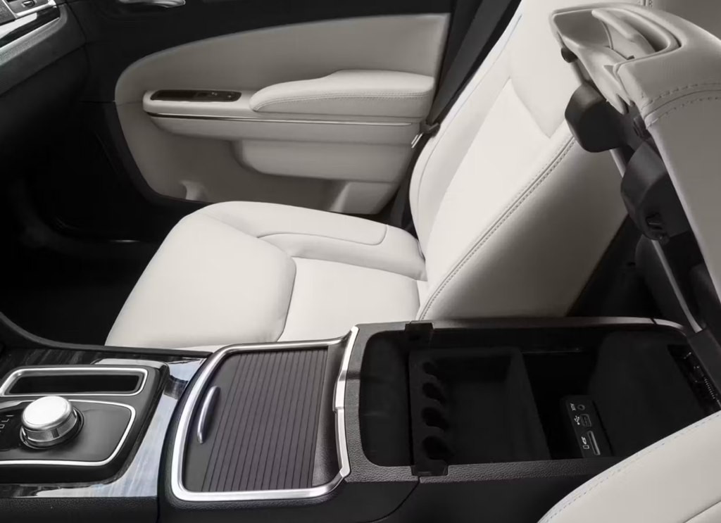 2015 Chrysler 300 Image 6