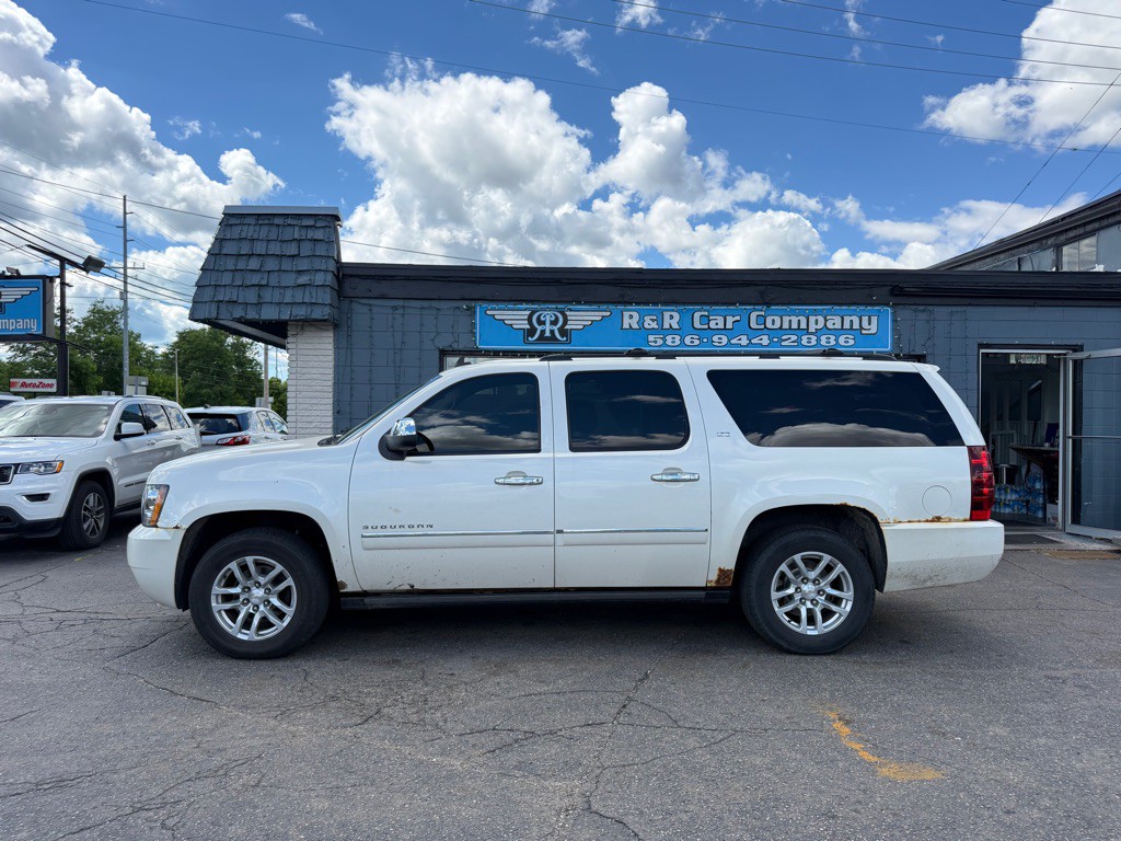 2010 Chevrolet Suburban Image 2