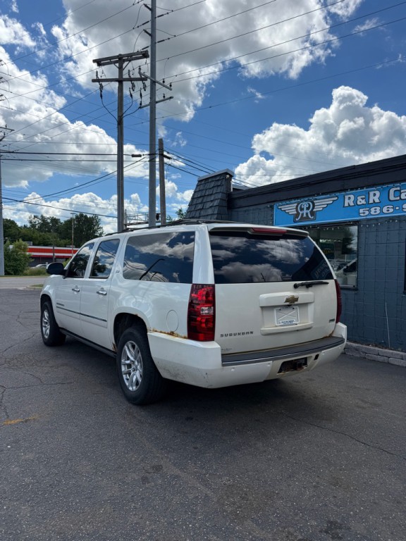 2010 Chevrolet Suburban Image 3