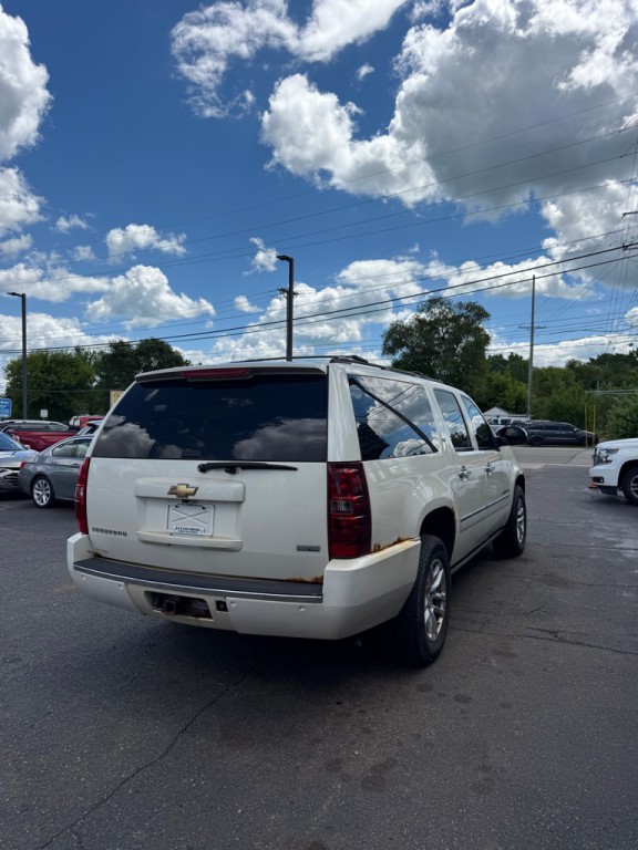 2010 Chevrolet Suburban Image 5