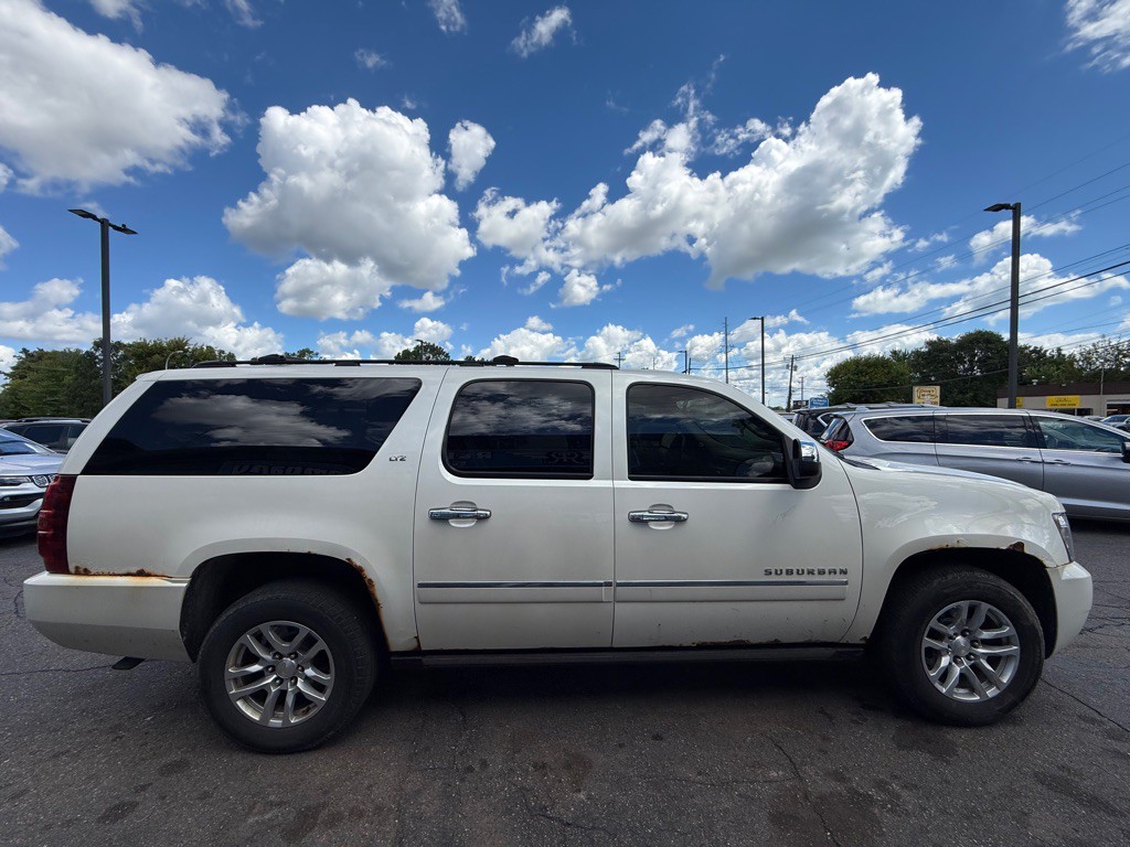2010 Chevrolet Suburban Image 6