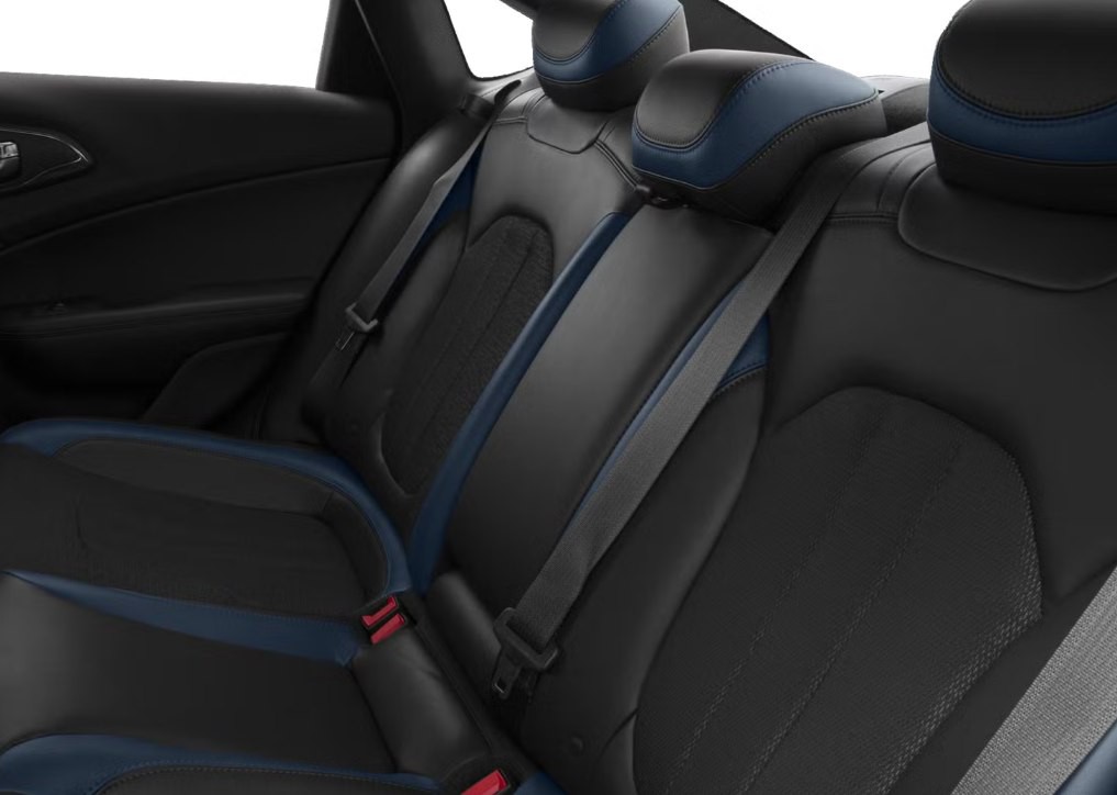 2015 Chrysler 200 Image 9