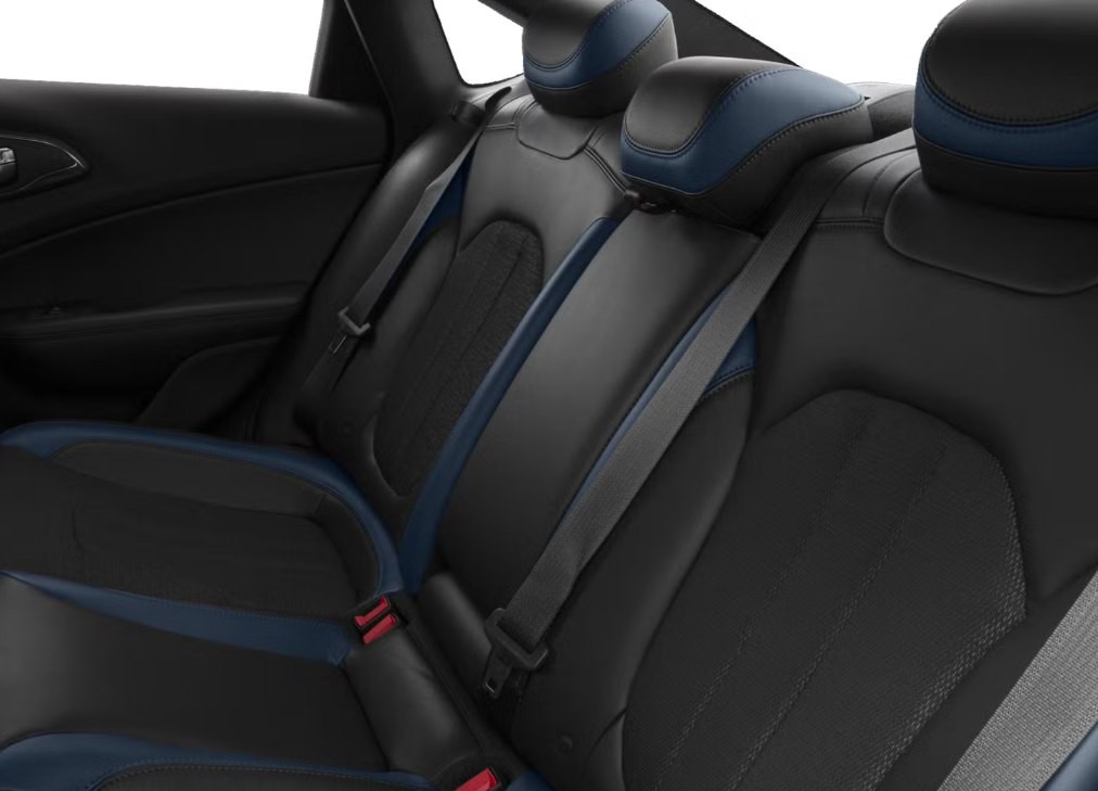 2015 Chrysler 200 Image 9