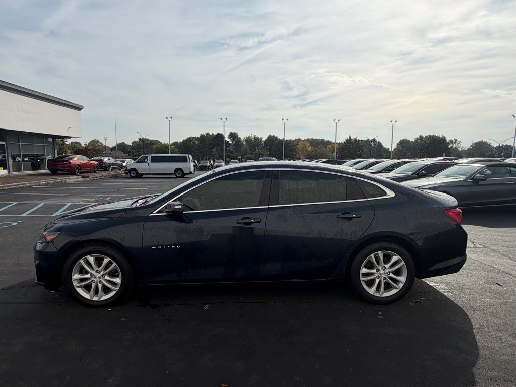 2017 Chevrolet Malibu Image 2