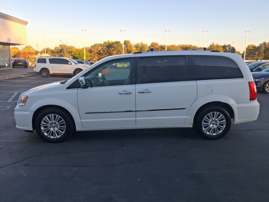 2013 Chrysler Town & Country Image 2